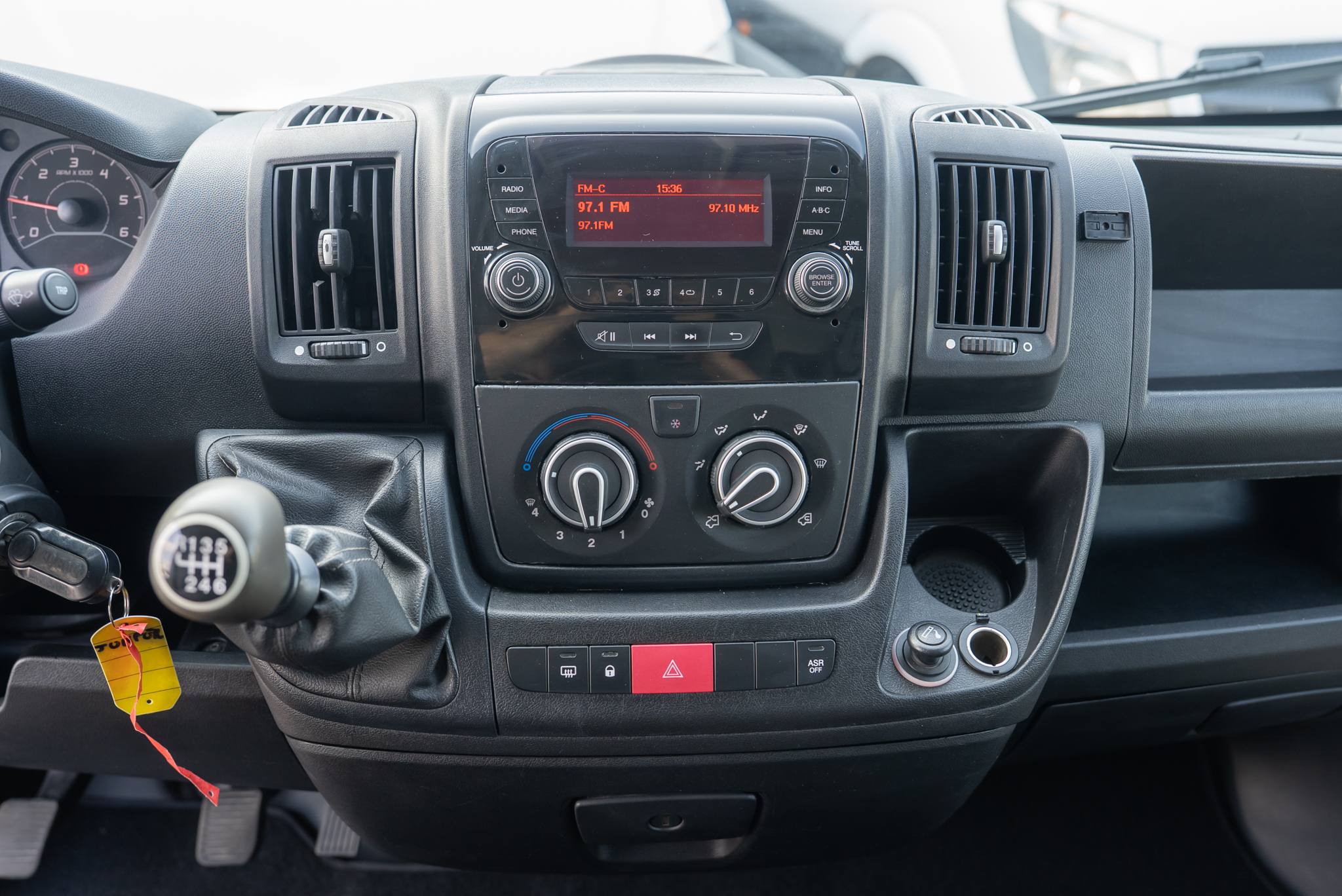 Autoutilitara Citroen Jumper BlueHDI L2H2