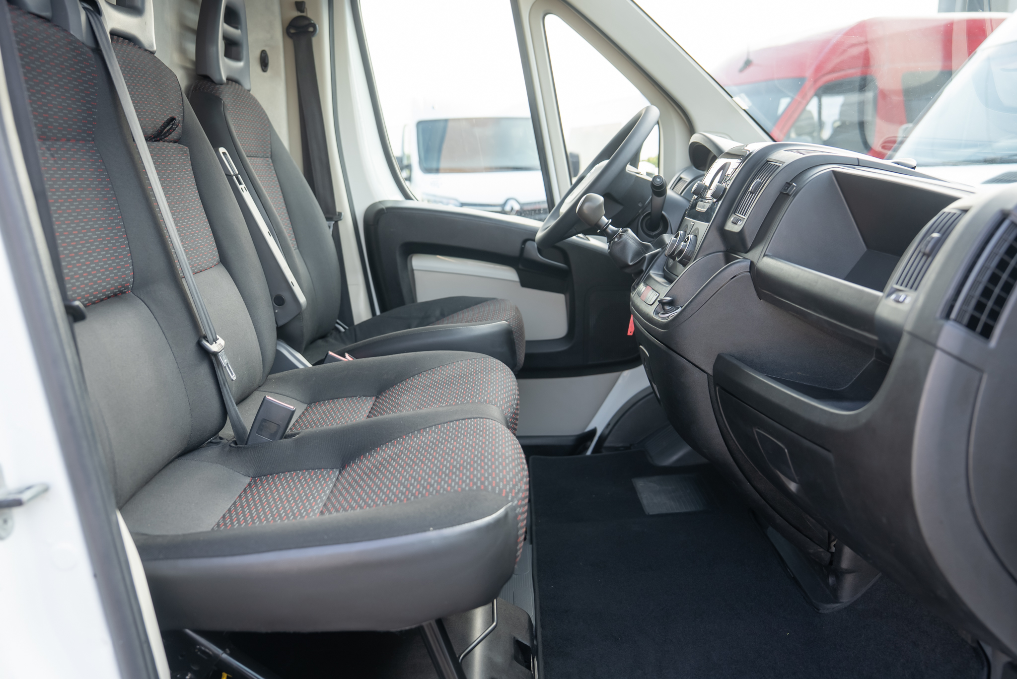 Autoutilitara Citroen Jumper BlueHDI L2H2