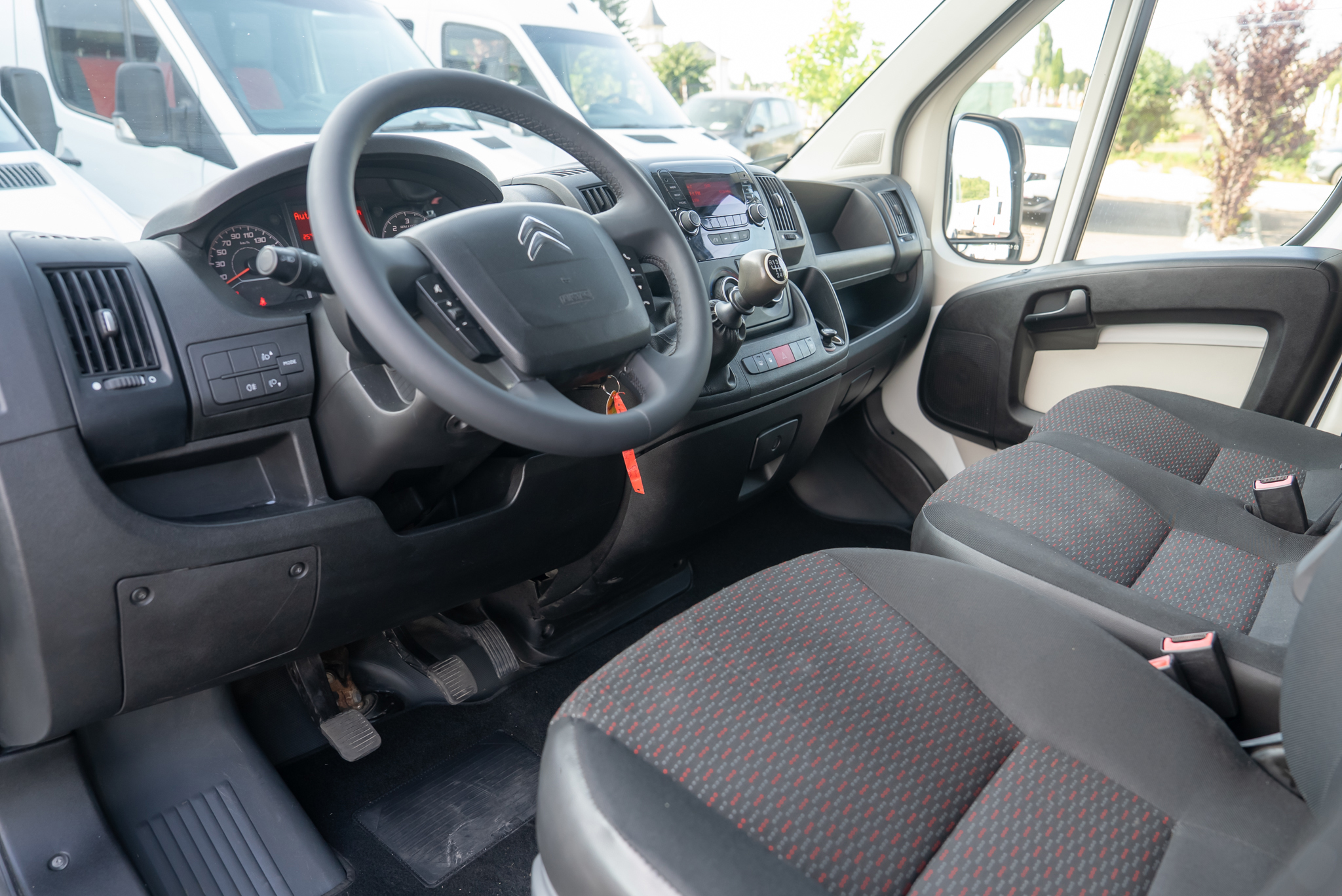 Autoutilitara Citroen Jumper BlueHDI L2H2