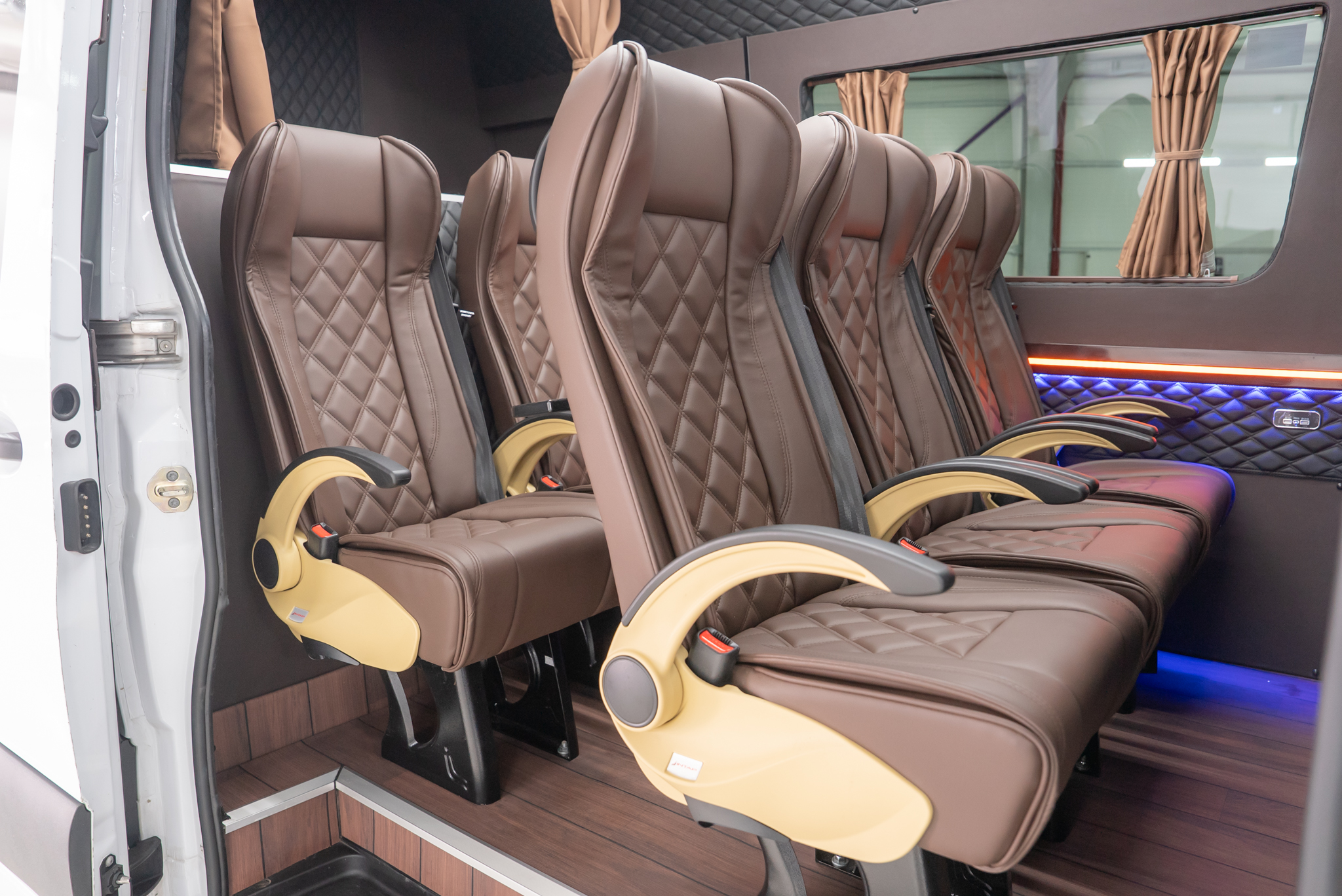 MERCEDES-BENZ SPRINTER 317 8+1 LOCURI